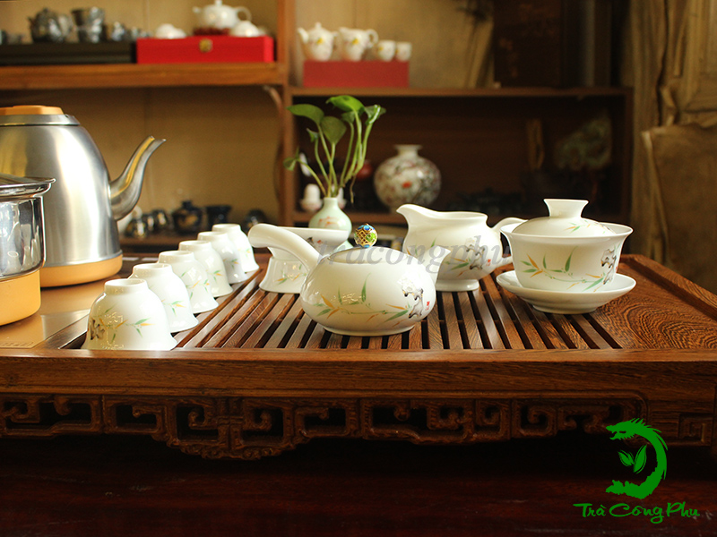 Bộ ấm chén bao gồm 1 ấm và 6 chén, 1 tống chuyên trà, 01 phễu lọc